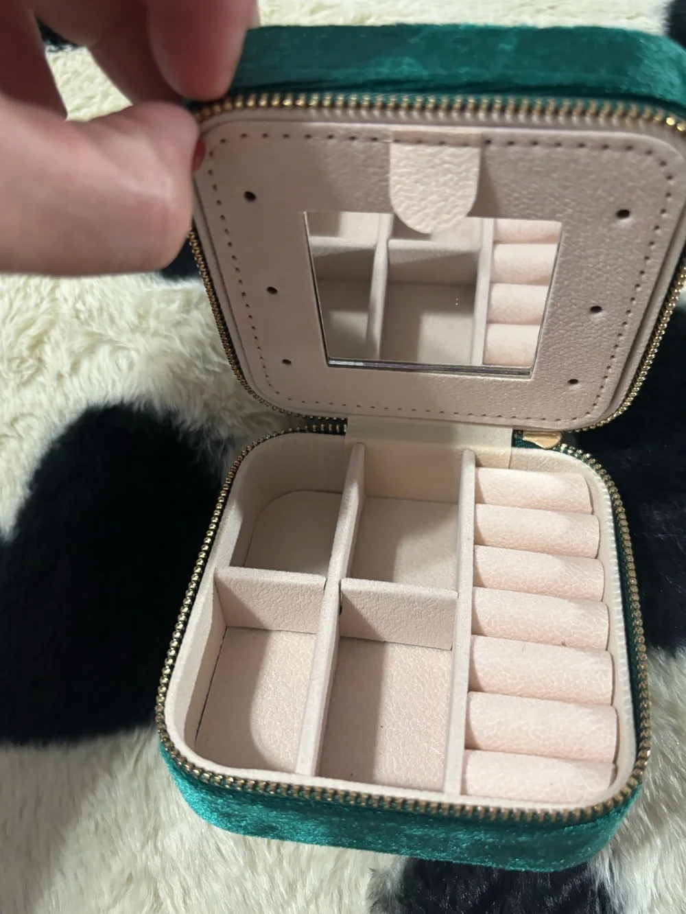 Beautiful green velvet jewelry box, perfect for travel, Gold-tone zipper, NWOT